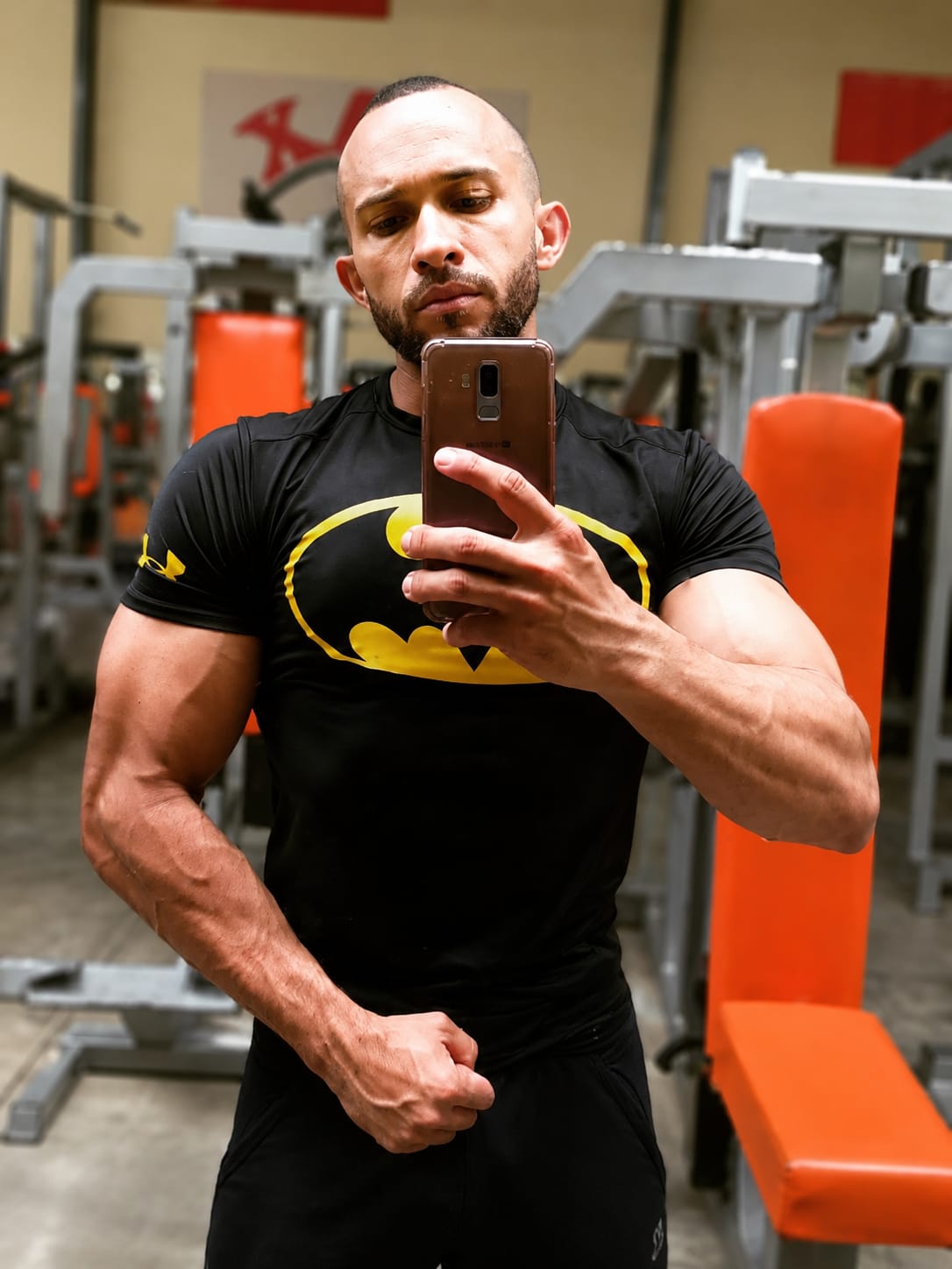 Aluno após o treino na sala de musculação da Max Academia