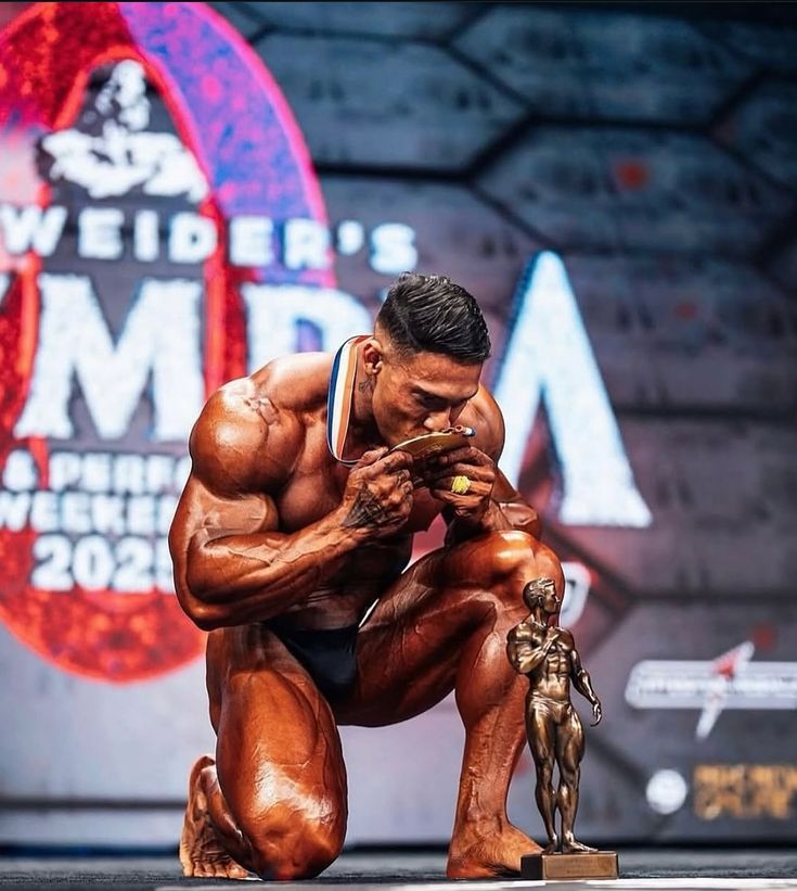 Ramon Dino beijando o troféu de fisiculturismo